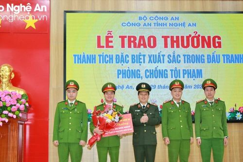 Công an Nghệ An trao thưởng thành tích đặc biệt xuất sắc trong đấu tranh phòng, chống tội phạm