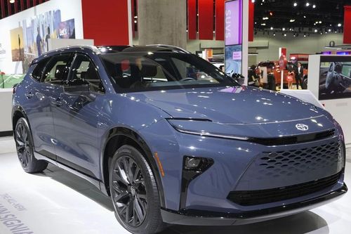 Doanh số nội địa của Toyota giảm lần đầu tiên trong 13 tháng
