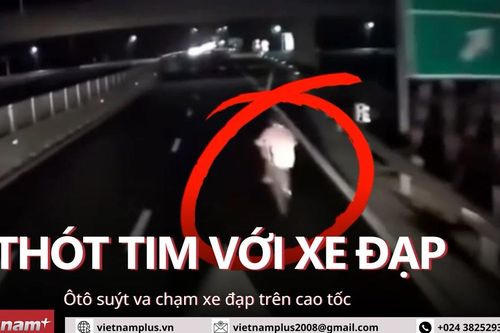 Thót tim với xe đạp liều lĩnh đi trên cao tốc suýt bị ôtô đâm