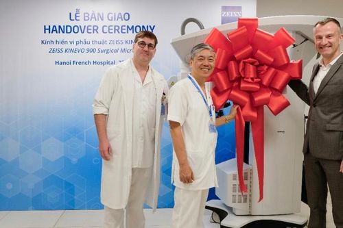 Bệnh viện đầu tiên ở miền Bắc trang bị hệ thống kính vi phẫu ZEISS KINEVO 900 hiện đại