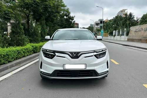 VinFast VF 8 chạy lướt 20.000 km lên sàn xe cũ với mức giá rẻ bất ngờ