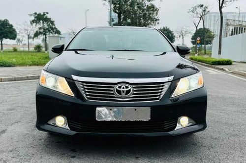 Toyota Camry 10 năm tuổi trượt giá ngang một chiếc Mazda CX-5