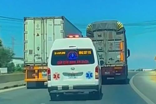 Xe đầu kéo dàn hàng trên quốc lộ, chặn đường xe cấp cứu