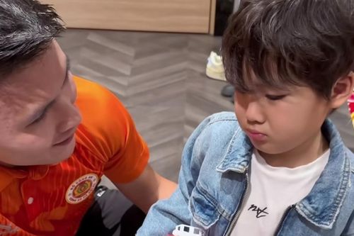 Văn Hậu - Quang Hải rút cả xấp tiền mừng tuổi con trai Hòa Minzy, 'trùm cuối' mới gây chú ý