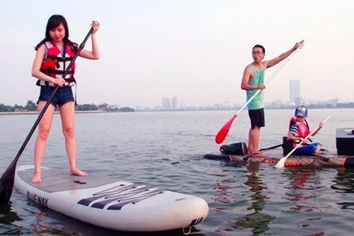 Người dân có thể lướt ván, bay khí cầu ở Hồ Tây