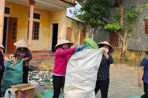 'Biến rác thành tiền' để giúp phụ nữ, trẻ em khó khăn