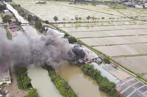 'Bà hỏa' thiêu rụi kho chứa thạch cao ở Bắc Ninh