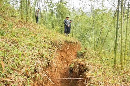 Lang Chánh: Xuất hiện thêm nhiều vết nứt lớn tại điểm sạt lở chân dốc Sáp Ong - Quốc lộ 15 A