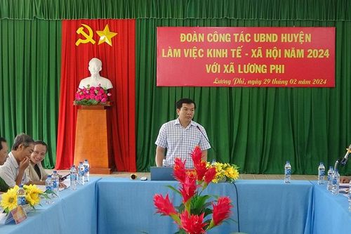 Chủ tịch UBND huyện Tri Tôn làm việc với xã Lương Phi