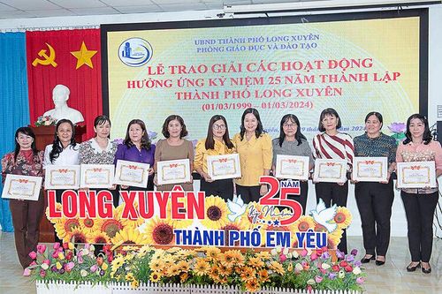 Tổng kết và trao giải các hoạt động chào mừng, hưởng ứng kỷ niệm 25 năm thành lập TP. Long Xuyên (1/3/1999 – 1/3/2024) trong các cơ sở giáo dục
