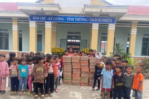 Tặng quà cho người nghèo, học sinh khó khăn huyện Mang Yang, Kông Chro