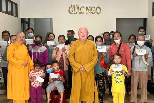 Ban Từ thiện xã hội báo Giác Ngộ trao hơn 140 triệu đồng của bạn đọc hỗ trợ bệnh nhân nghèo