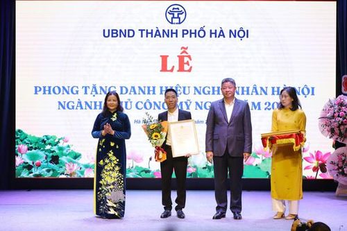 Nghệ nhân Bùi Thanh Tùng được phong tặng danh hiệu Nghệ nhân Hà Nội