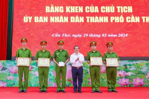 Khen thưởng lực lượng chữa cháy garage ô tô ở Cần Thơ