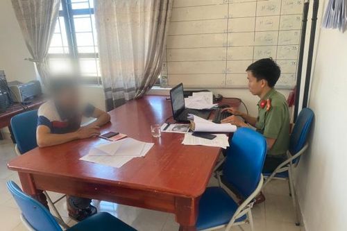 Tung ảnh nhạy cảm của 'vợ hờ' lên mạng xã hội để níu kéo tình cảm