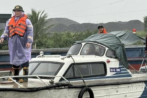 Công an Hải Phòng nỗ lực tìm kiếm nữ sinh nghi nhảy cầu tự tử
