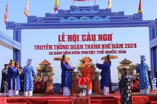 Du khách nô nức cùng tham gia khai hội Cầu ngư