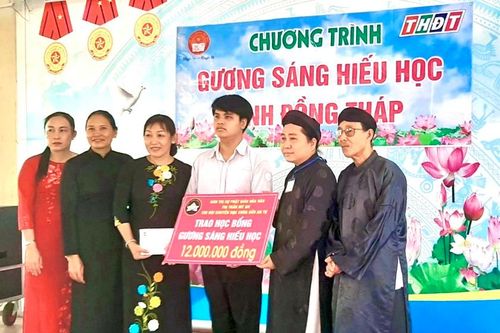 Đồng Tháp: Trao học bổng Gương sáng hiếu học tặng học sinh Nguyễn Quốc Duy
