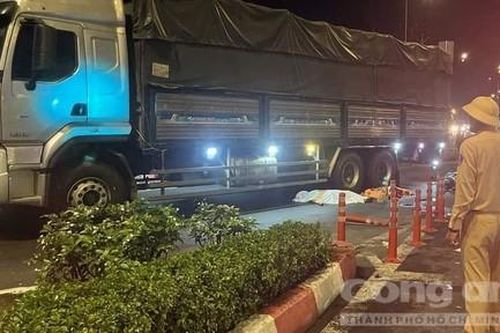 Xe tải ôm cua cuốn xe ôm công nghệ vào gầm, tài xế và nữ hành khách tử vong