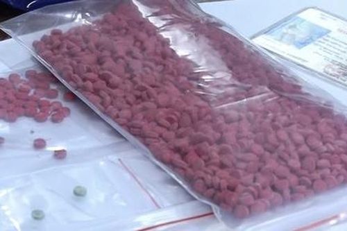 Bị CSGT kiểm tra độ cồn, thanh niên 'ôm' gần 2000 viên ma túy bỏ chạy