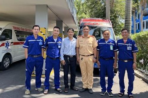 Bức xúc vấn nạn 'tình nguyện dẫn đường' cho xe cấp cứu để 'đua tốc độ'