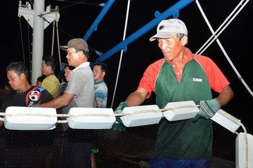 Bài 3: Cả đời gắn với biển khơi
