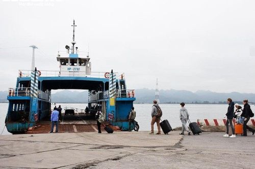 Những chuyến phà cuối cùng đưa du khách rời bến Gót sang đảo Cát Bà