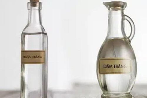 Mẹo chữa hôi chân bằng dấm trắng và rượu trắng