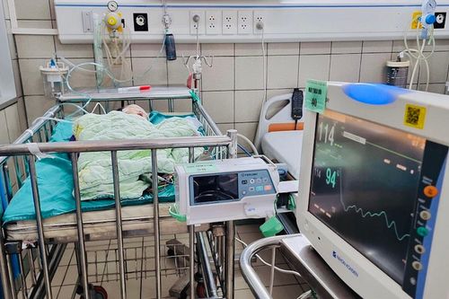 Bác sĩ thực hiện 2 cuộc phẫu thuật cứu em bé 1 ngày tuổi bị dị tật tim