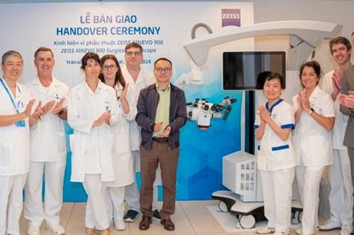 Bệnh viện đầu tiên ở miền Bắc trang bị hệ thống kính vi phẫu giảm nguy cơ biến chứng