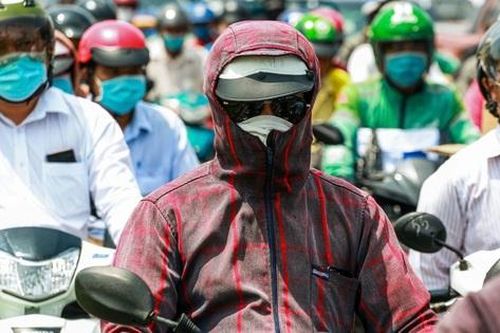 Người dân ở TPHCM phải vào nhà vệ sinh để trốn nóng