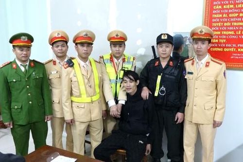 Thanh niên ôm hàng ngàn viên ma túy 'thông chốt'