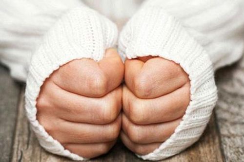 Tay chân lạnh có thể do thiếu vitamin và khoáng chất?