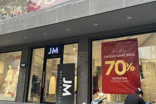 Quần áo cuối mùa giảm mạnh, nhiều chị em 'săn sale'... để dành