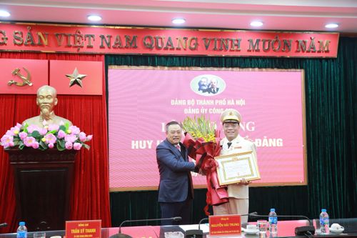 Trung tướng Nguyễn Hải Trung - Giám đốc Công an thành phố Hà Nội vinh dự nhận Huy hiệu 30 năm tuổi Đảng