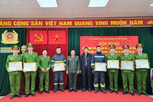 Biểu dương, khen thưởng lực lượng PCCC cứu hộ 3 người trong đám cháy lúc nửa đêm