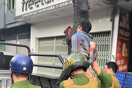 Quảng Ngãi: Khống chế người đàn ông cầm dao gây rối trật tự
