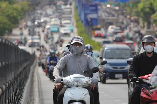 Nắng gay gắt, người dân TPHCM che kín người khi ra đường