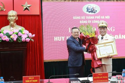 Giám đốc Công an Thành phố Hà Nội nhận huy hiệu 30 năm tuổi Đảng