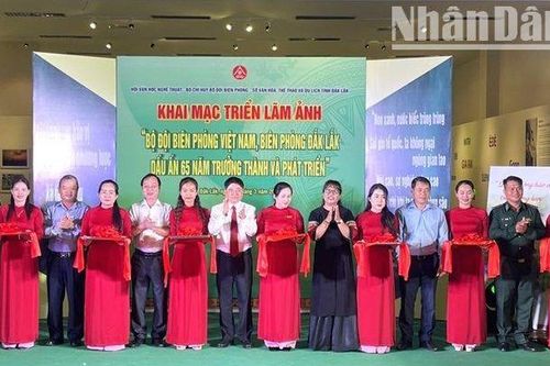 Triển lãm 'Bộ đội Biên phòng Việt Nam - 65 năm xây dựng, chiến đấu và trưởng thành' tại Đắk Lắk