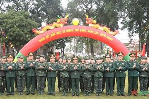 Thượng tướng Trịnh Văn Quyết dự và chỉ đạo lễ ra quân huấn luyện tại Trung đoàn Bộ binh 692