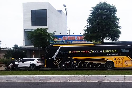Lòng đường biến thành bến 'cóc'