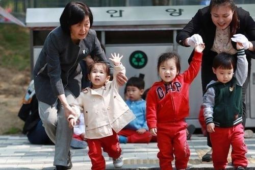 Nhiều nước châu Á đối mặt tỷ lệ sinh thấp kỷ lục