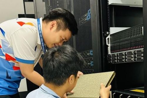 Mất 9 tháng đàm phán, trường ĐH Công nghệ thông tin (ĐHQG TP. HCM) là trường đầu tiên đưa siêu máy chủ về Việt Nam