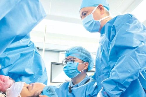 Bé gái thứ 2 được thông tim trong bào thai chào đời khỏe mạnh
