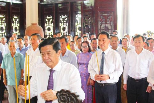 Dâng hương kỷ niệm 36 năm ngày mất Chủ tịch Hội đồng Bộ trưởng Phạm Hùng