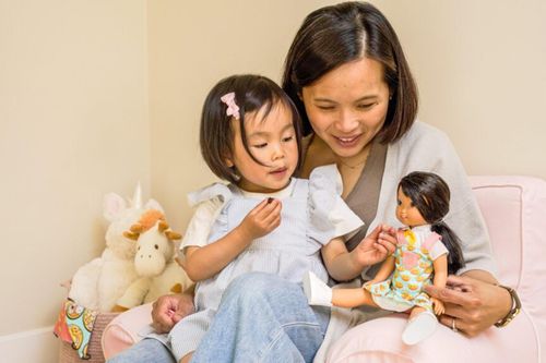 Chơi búp bê giúp con phát triển những kỹ năng gì?