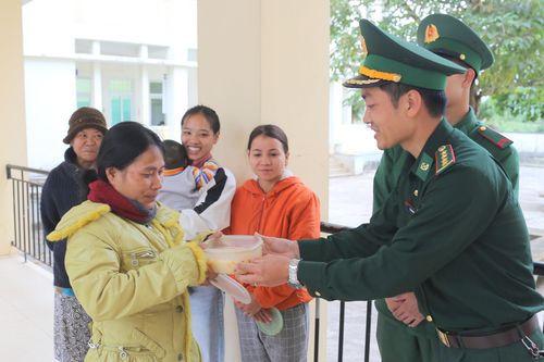 'Bát cháo nghĩa tình' của người lính biên phòng nơi biên cương