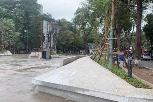 Vườn hoa Hàng Đậu xuất hiện 'khối bê tông lạ' gây nhiều ý kiến trái chiều