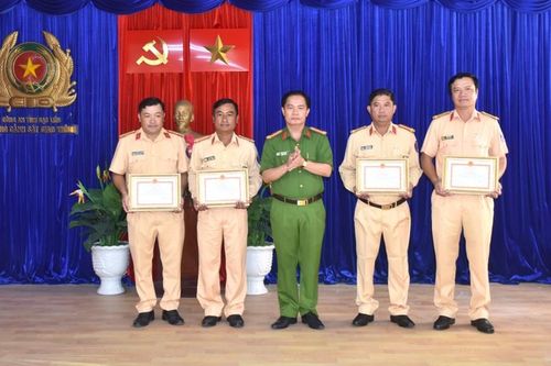 Bạc Liêu: Khen thưởng 4 chiến sĩ Cảnh sát giao thông có thành tích trong đấu tranh, phòng chống tội phạm